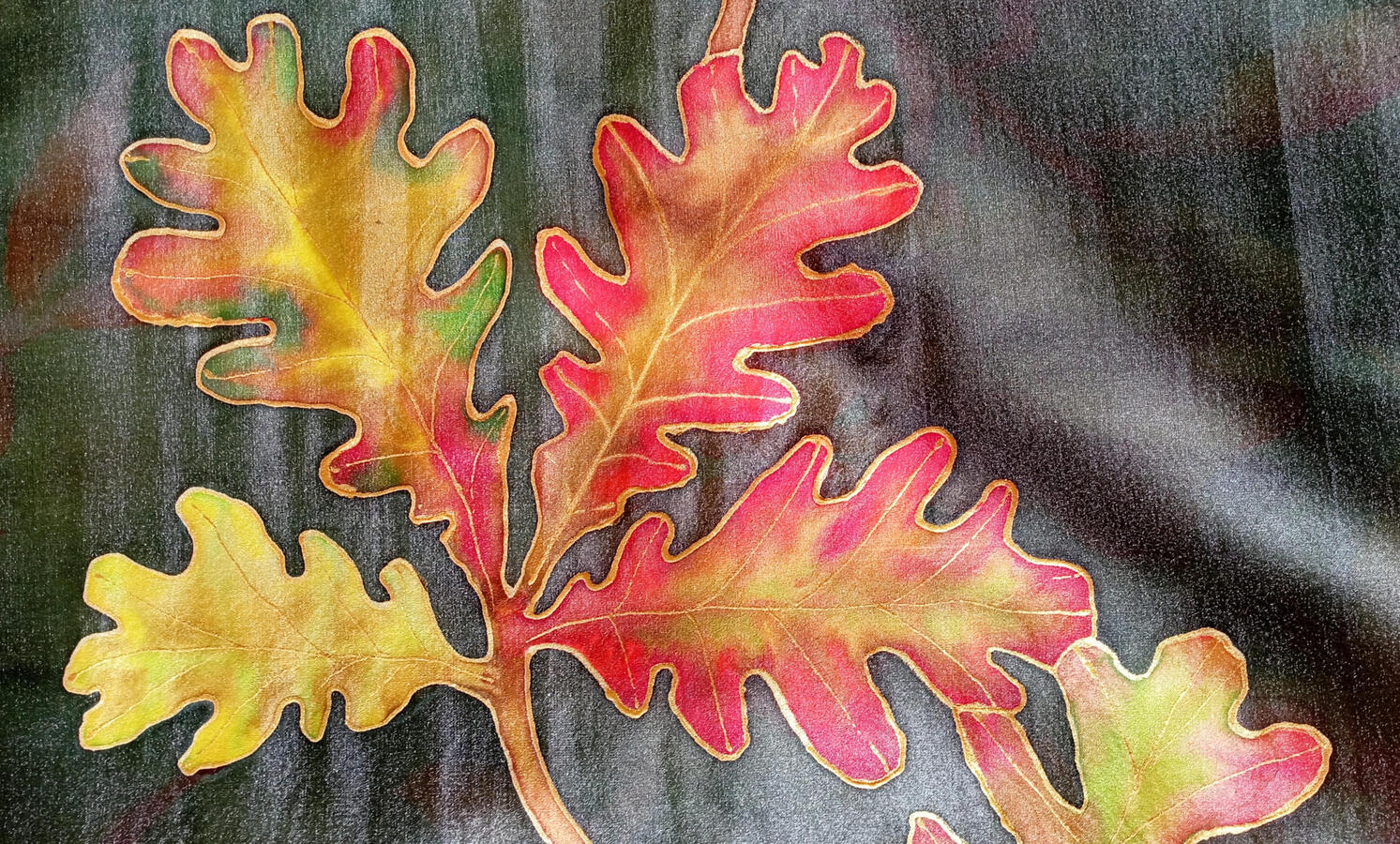Pañuelo de seda pintado a mano de fondo nego con motivos de hojas de robre en tonos rojos, anaranjados, amarillos y verdes.
