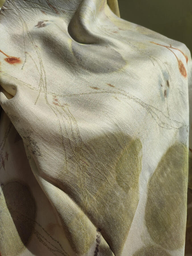 Pañuelo de seda en impresión botánica - ECO print con hojas de nenúfar y flores anaranjadas. Brillos de la seda.