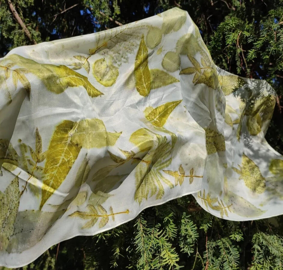 Pañuelo de seda estampado con la técnica de impresión botánica - ECO print usando distintos tipos de hojas.