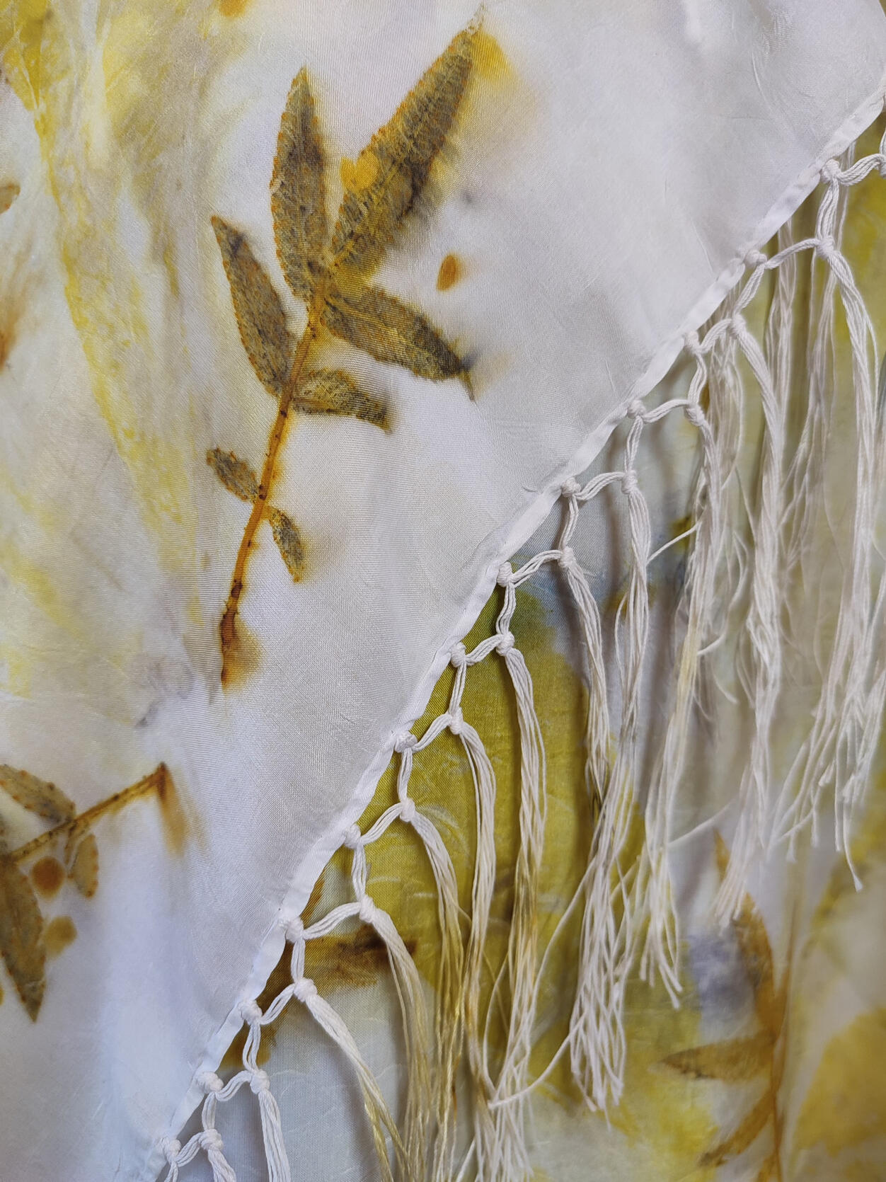 Detalle de un pañuelo de viscosa con flecos en impresión botánica - ECO print.
